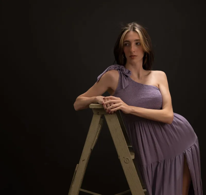 Il disequilibrio come virtù: l'asimmetria che trasforma un look in una dichiarazione d'eleganza