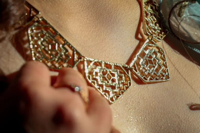 Il linguaggio del collo: scegliere la collana giusta per esaltare ogni silhouette con grazia