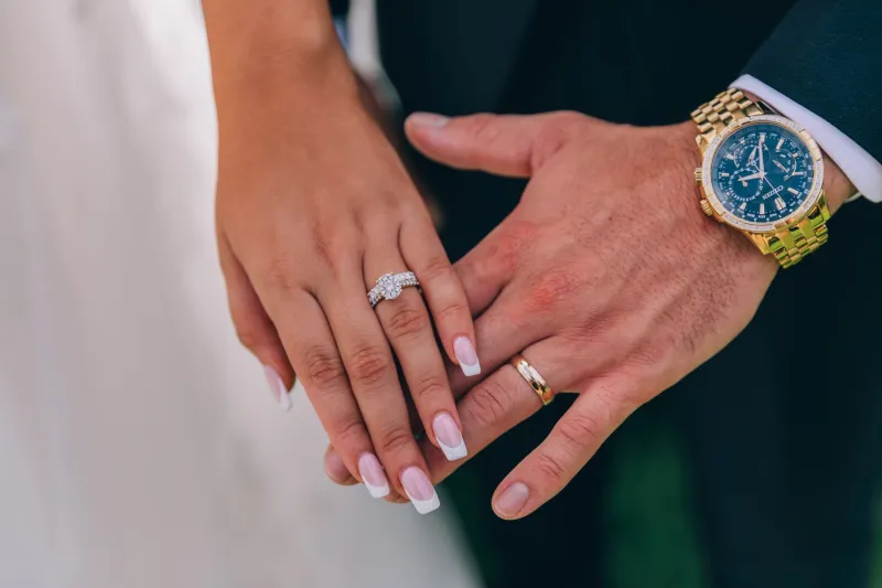 Le mani come palcoscenico: come anelli, orologi e bracciali narrano il tuo potere silenzioso
