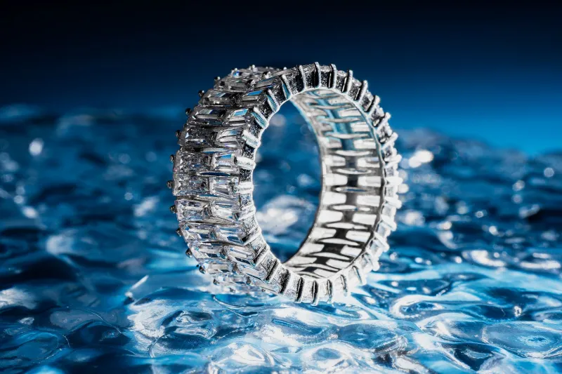 Oro, argento, platino: il metallo che indossi svela chi sei davvero