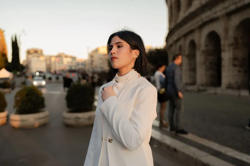 Il portamento come lusso invisibile: quando il corpo diventa la tua firma più elegante