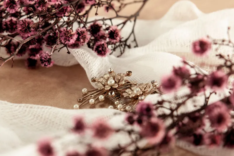 Tesori d'epoca: l'arte di scovare accessori vintage che diventano firma personale